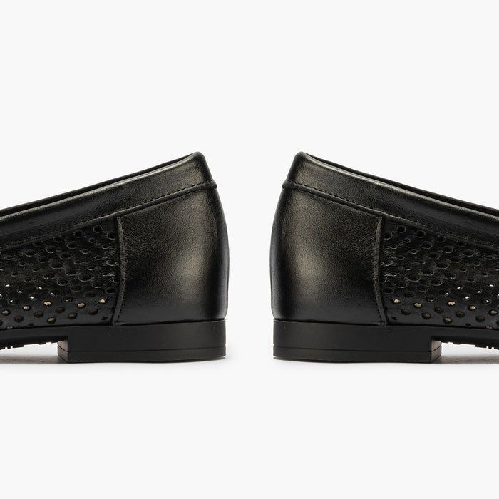 pitillos Mocasines de mujer en piel picados con adorno y tacón bajo NEGRO Superdescuento