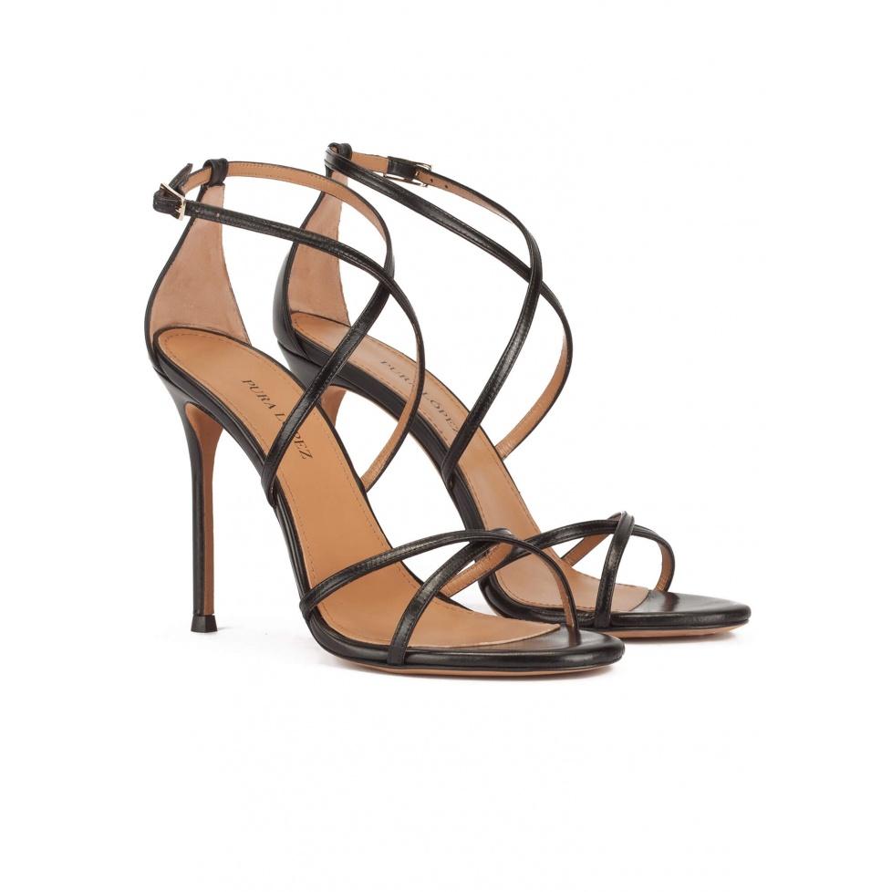 pura lópez Sandalias de tacón alto con tiras cruzadas en piel color negro Precios de Black Friday