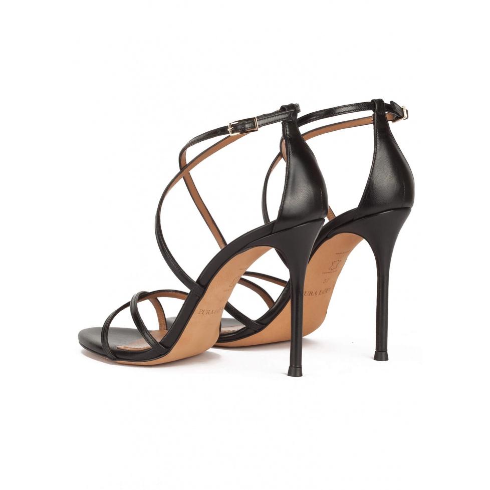 pura lópez Sandalias de tacón alto con tiras cruzadas en piel color negro Precios de Black Friday