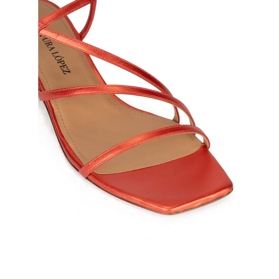 pura lópez Sandalias de piel metalizada y puntera cuadrada en color coral Outlet online