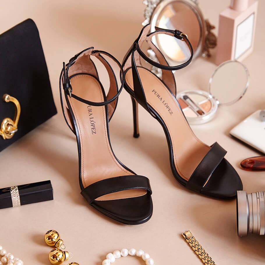pura lópez Sandalias negras de piel con tacón alto fino y pulsera en el tobillo Gran oferta