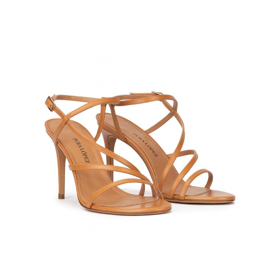 pura lópez Sandalias de tacón alto en piel camel con diseño de tiras Rebajas top