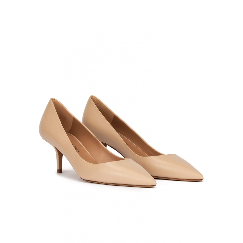 pura lópez Zapatos de salón con tacón medio en piel beige Promoción por tiempo limitado