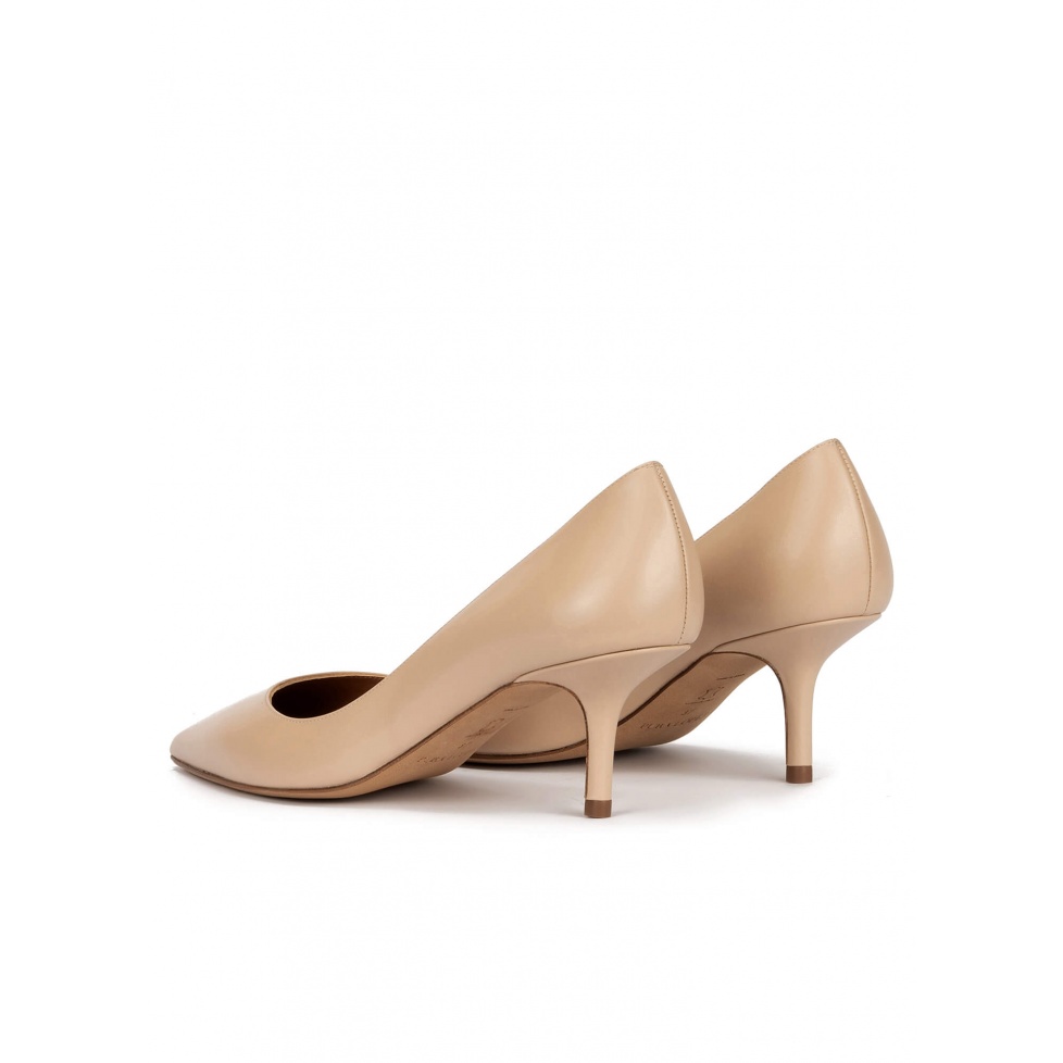 pura lópez Zapatos de salón con tacón medio en piel beige Promoción por tiempo limitado