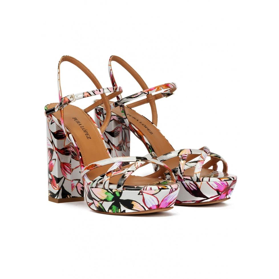 pura lópez Sandalias de plataforma con estampado floral Limitado a 3 días