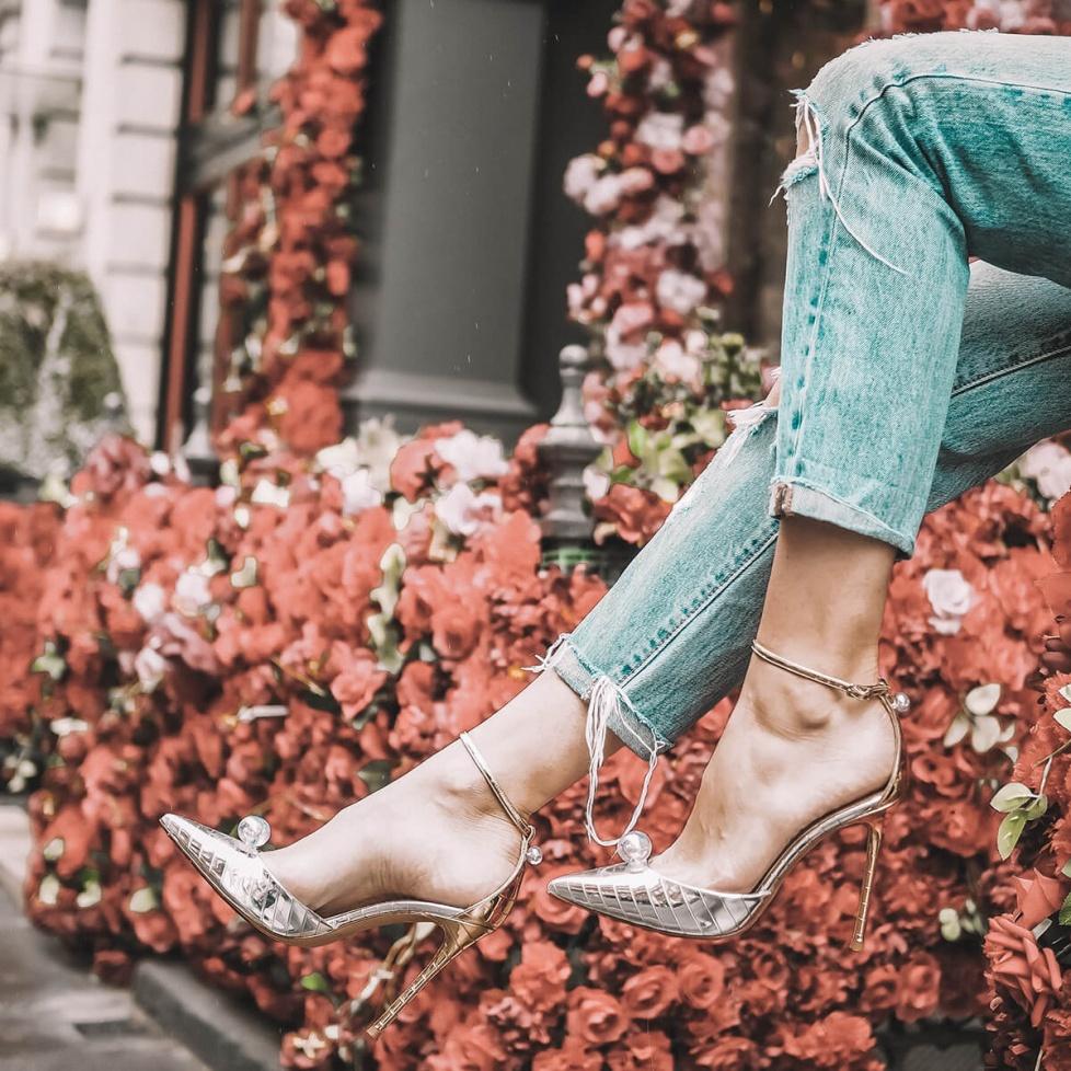pura lópez Zapatos plateados de tacón alto y punta fina con pulsera Última moda