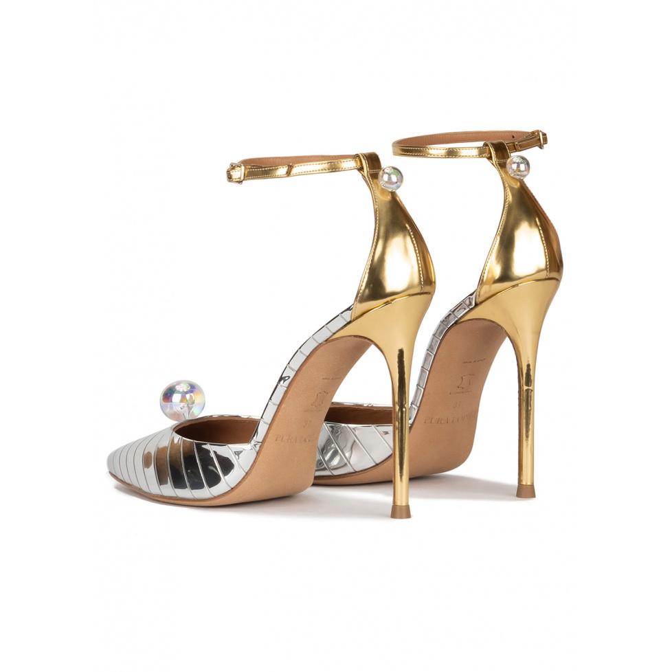 pura lópez Zapatos plateados de tacón alto y punta fina con pulsera Última moda