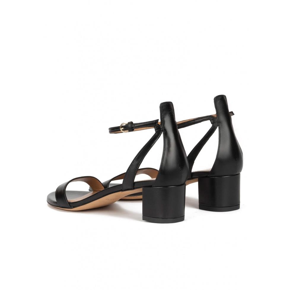 pura lópez Sandalias de tacón medio en piel color negro con pulsera Precio ultrabajo