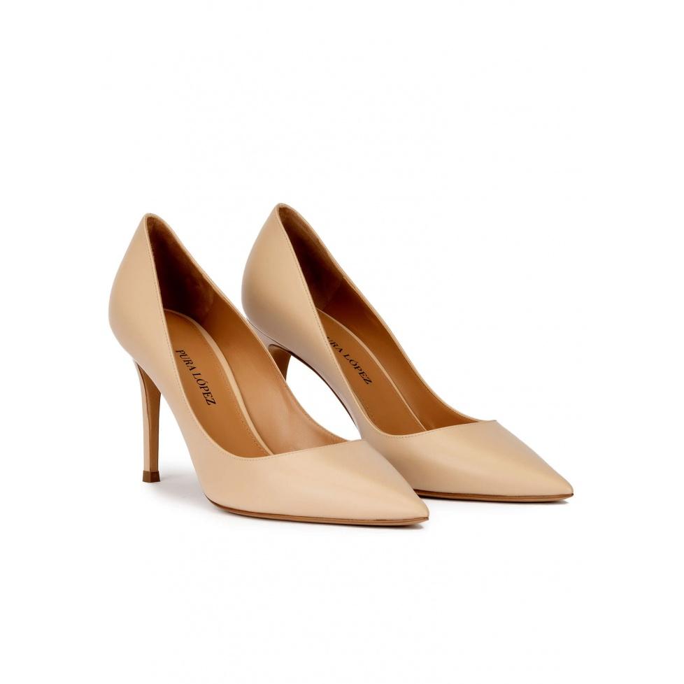 pura lópez Zapatos de punta fina y tacón stiletto en piel beige Outlet online