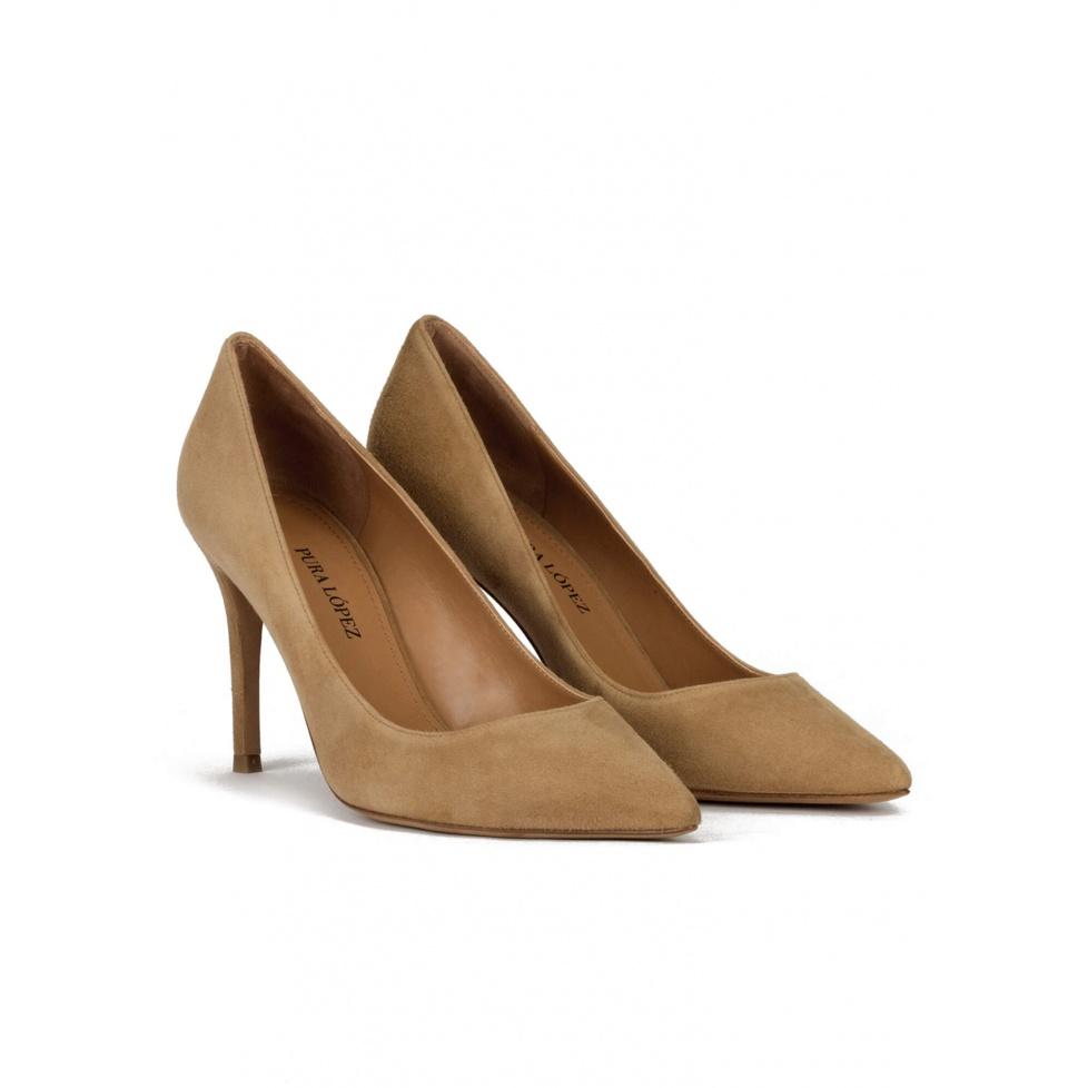 pura lópez Zapatos de salón en ante camel con tacón alto y punta fina Venta caliente
