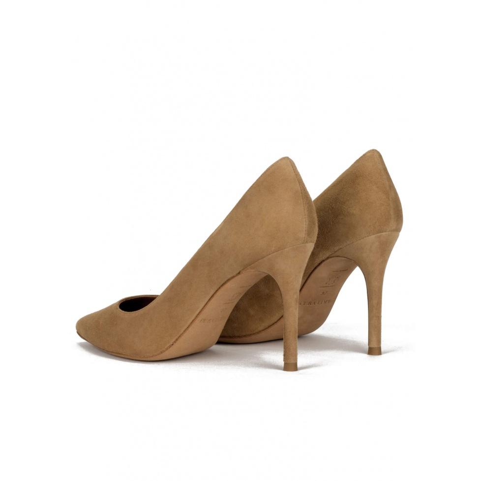 pura lópez Zapatos de salón en ante camel con tacón alto y punta fina Venta caliente