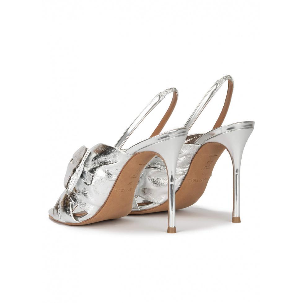 pura lópez Sandalias plateadas de tacón stiletto con adorno de lazo Rebajas top