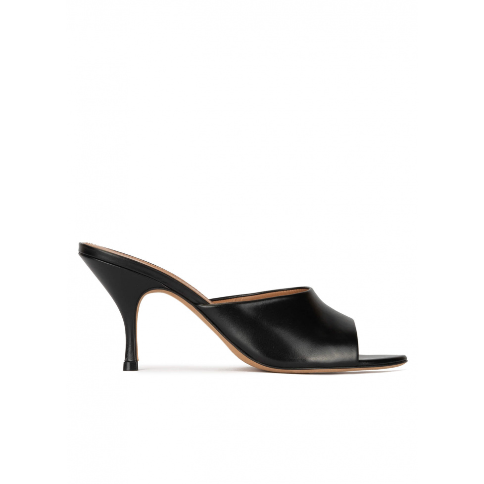 pura lópez Mules de tacón medio en piel color negro Grandes descuentos