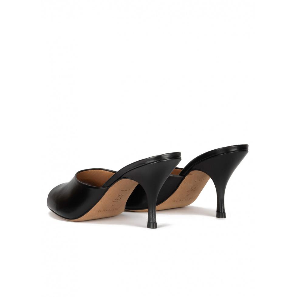 pura lópez Mules de tacón medio en piel color negro Grandes descuentos