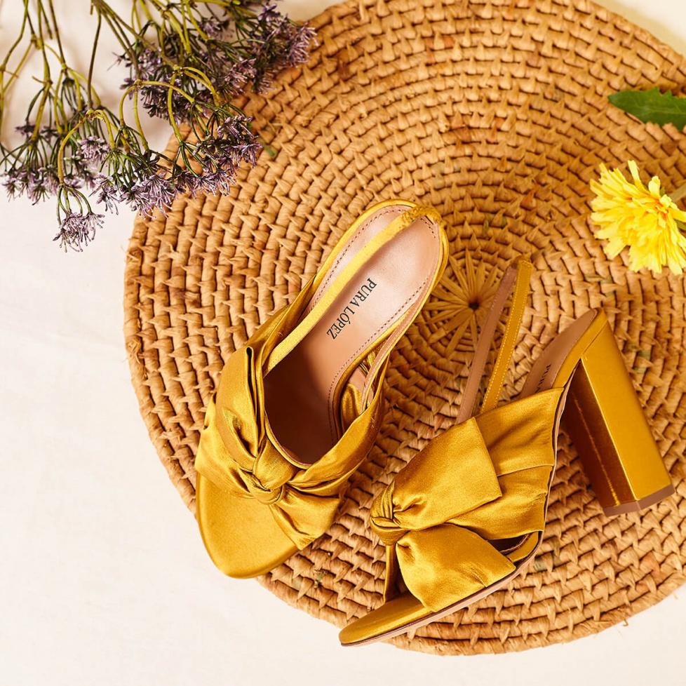 pura lópez Sandalias de tacón alto ancho en raso ocre con detalle de lazo Última moda