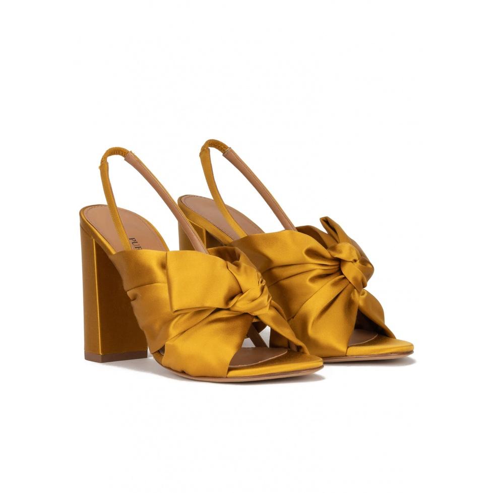 pura lópez Sandalias de tacón alto ancho en raso ocre con detalle de lazo Última moda