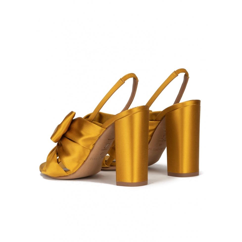 pura lópez Sandalias de tacón alto ancho en raso ocre con detalle de lazo Última moda