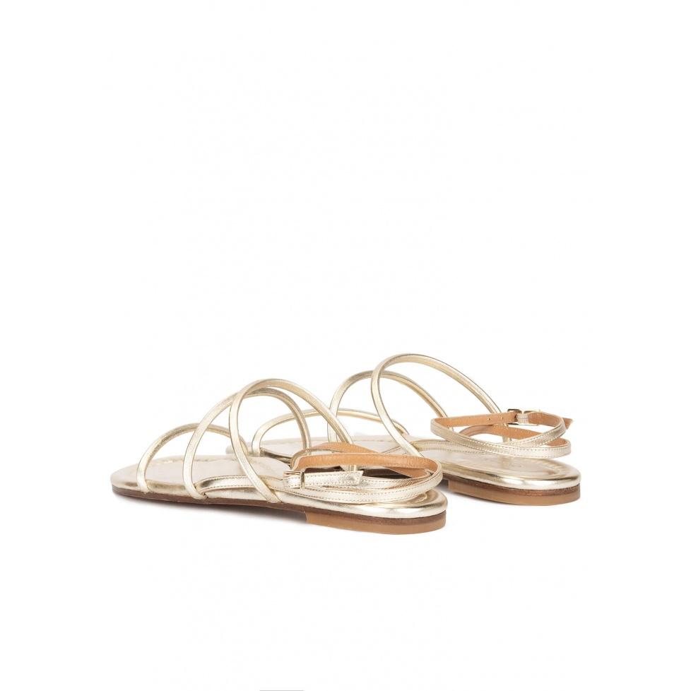 pura lópez Sandalias planas de tiras en piel platino con pulsera Ofertas especiales