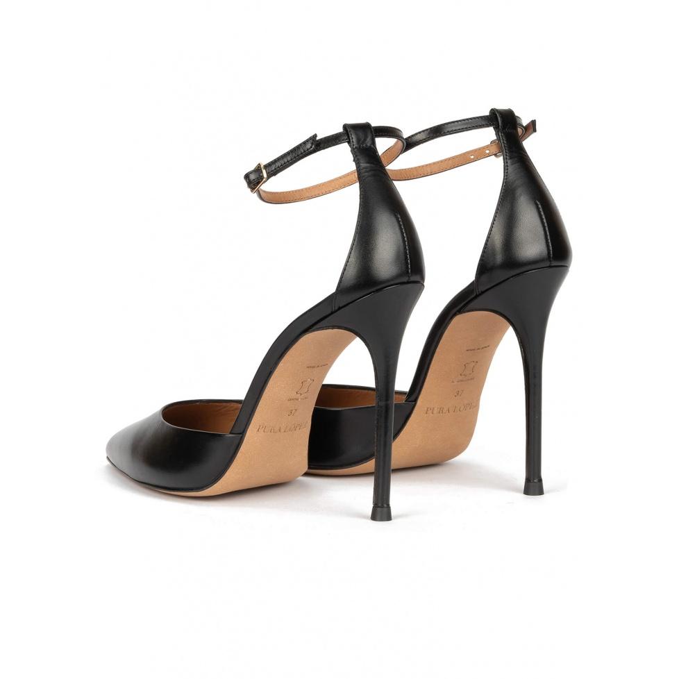 pura lópez Zapatos negros de tacón alto y puntera fina con pulsera 2025