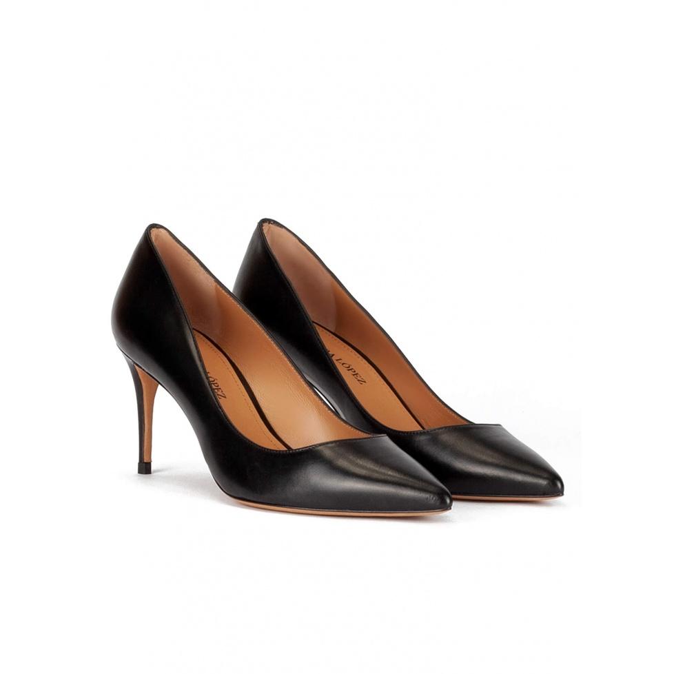 pura lópez Zapatos negros de piel con tacón medio y punta fina Outlet