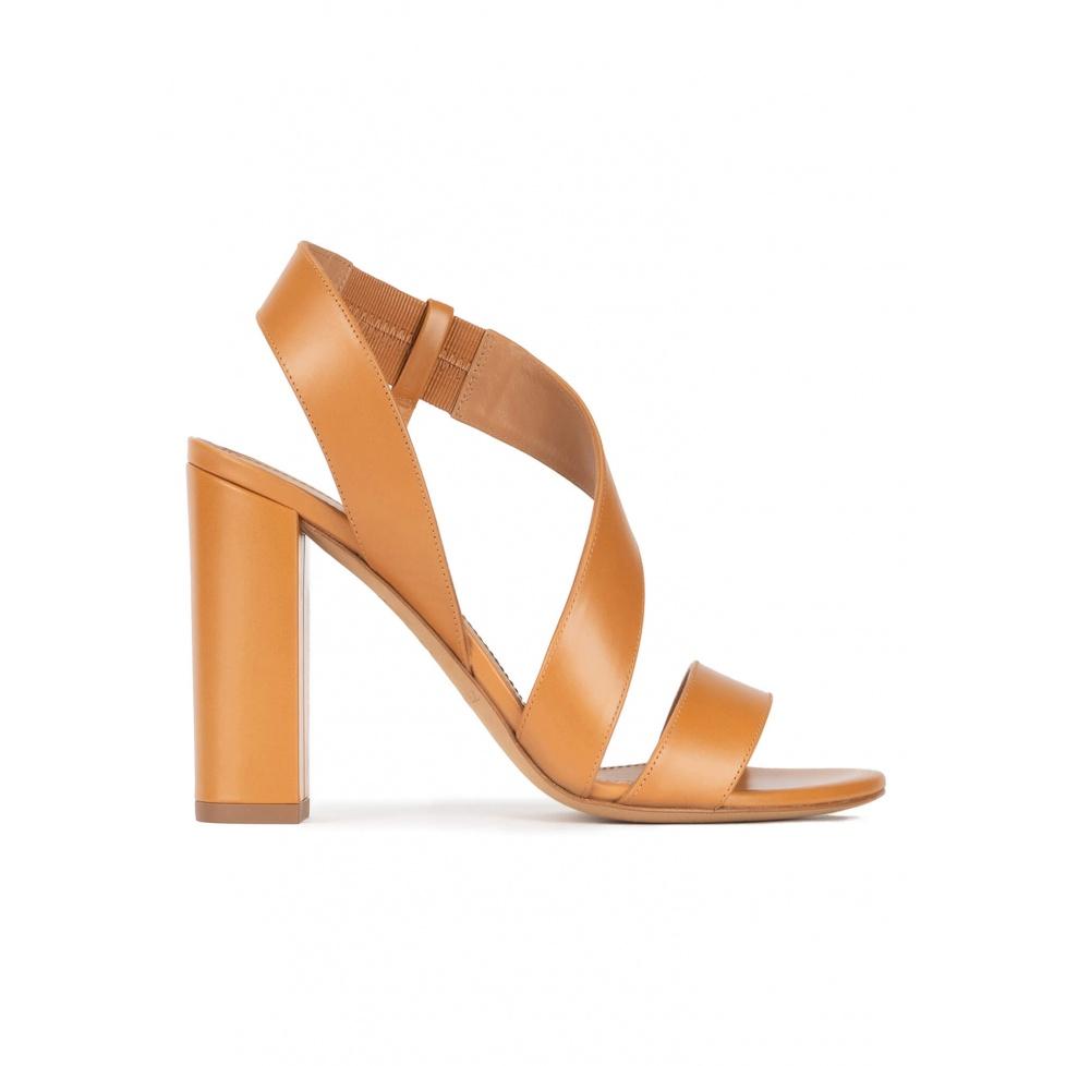 pura lópez Sandalias camel de piel con tacón alto ancho Ventas relámpago