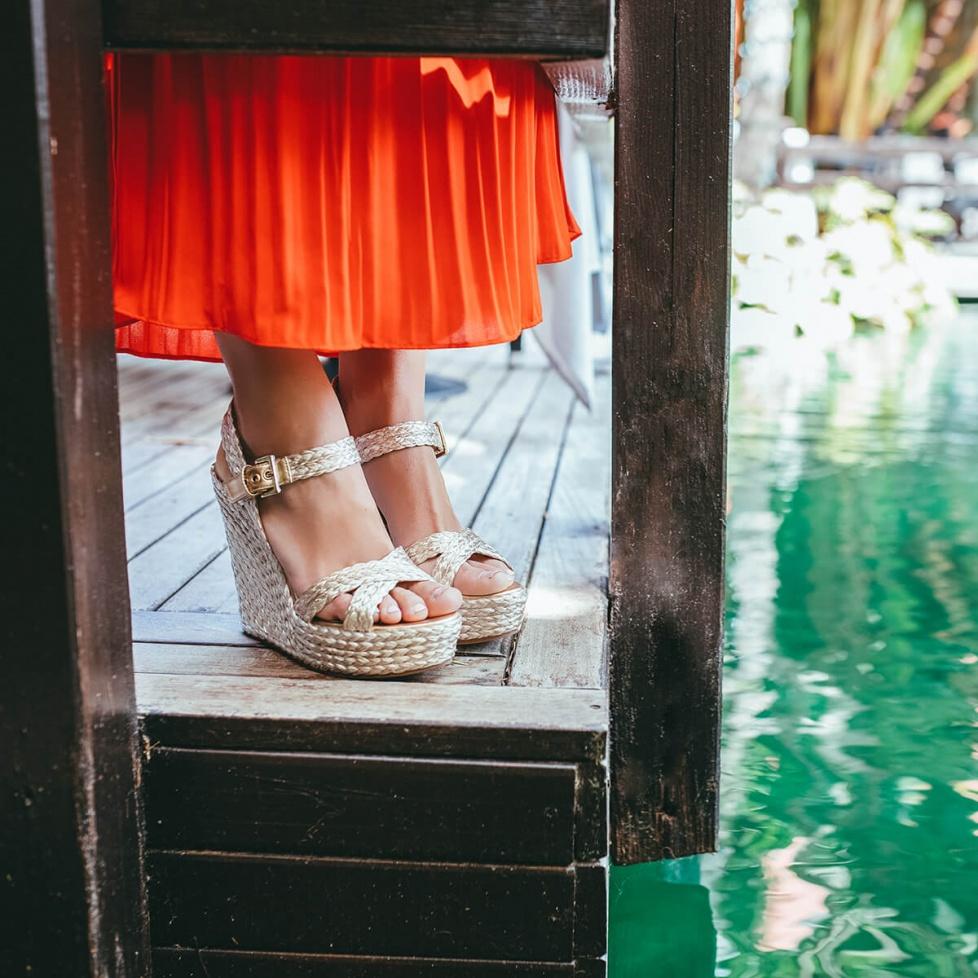 pura lópez Sandalias de cuña alta en rafia satinada color platín Mejor oferta