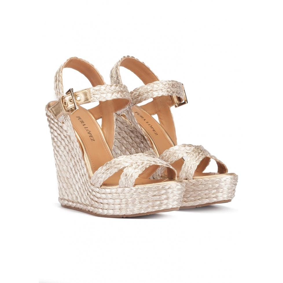pura lópez Sandalias de cuña alta en rafia satinada color platín Mejor oferta