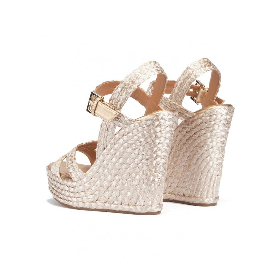 pura lópez Sandalias de cuña alta en rafia satinada color platín Mejor oferta