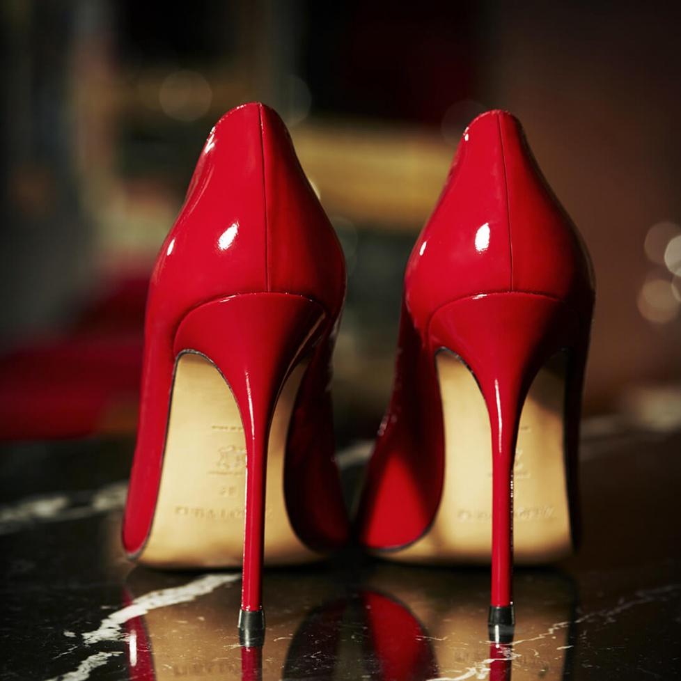 pura lópez Zapatos de salón con tacón alto en charol rojo Últimos 3 días