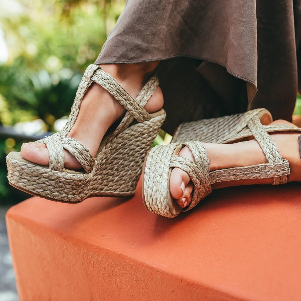 pura lópez Sandalias de cuña alta en rafia trenzada y ante color topo Último día