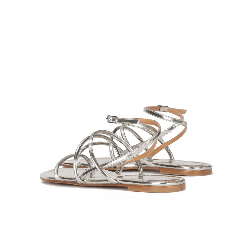 pura lópez Sandalias planas de tiras en piel plateada con pulsera Precios de Black Friday