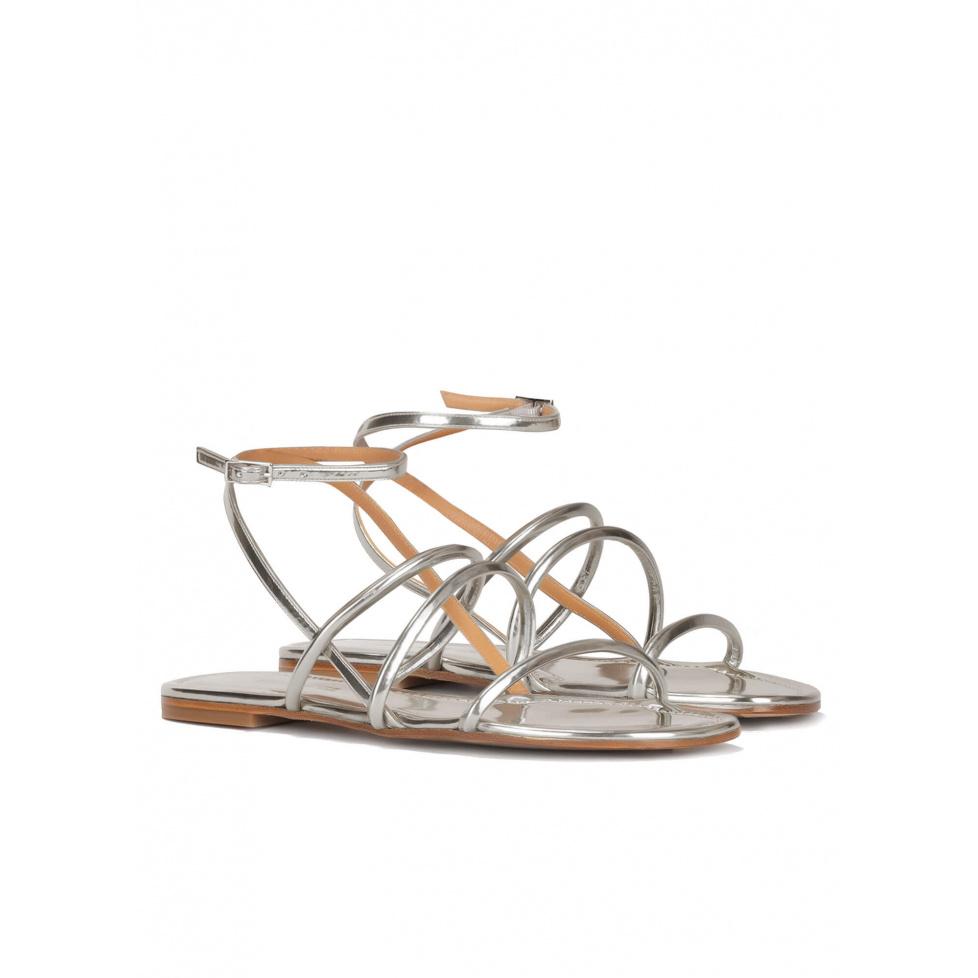 pura lópez Sandalias planas de tiras en piel plateada con pulsera Precios de Black Friday