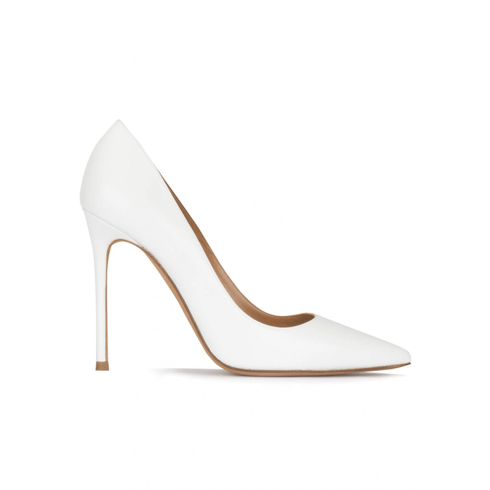 pura lópez Zapatos blancos de piel con tacón alto y punta fina Ofertas de temporada