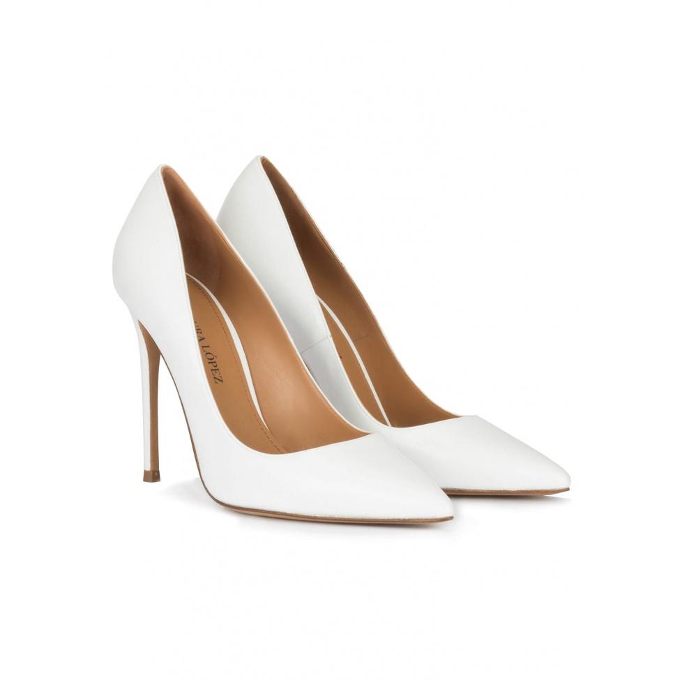 pura lópez Zapatos blancos de piel con tacón alto y punta fina Ofertas de temporada