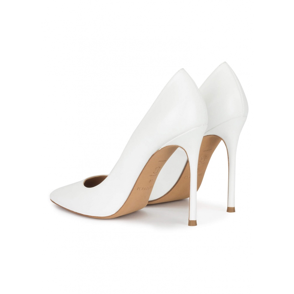 pura lópez Zapatos blancos de piel con tacón alto y punta fina Ofertas de temporada