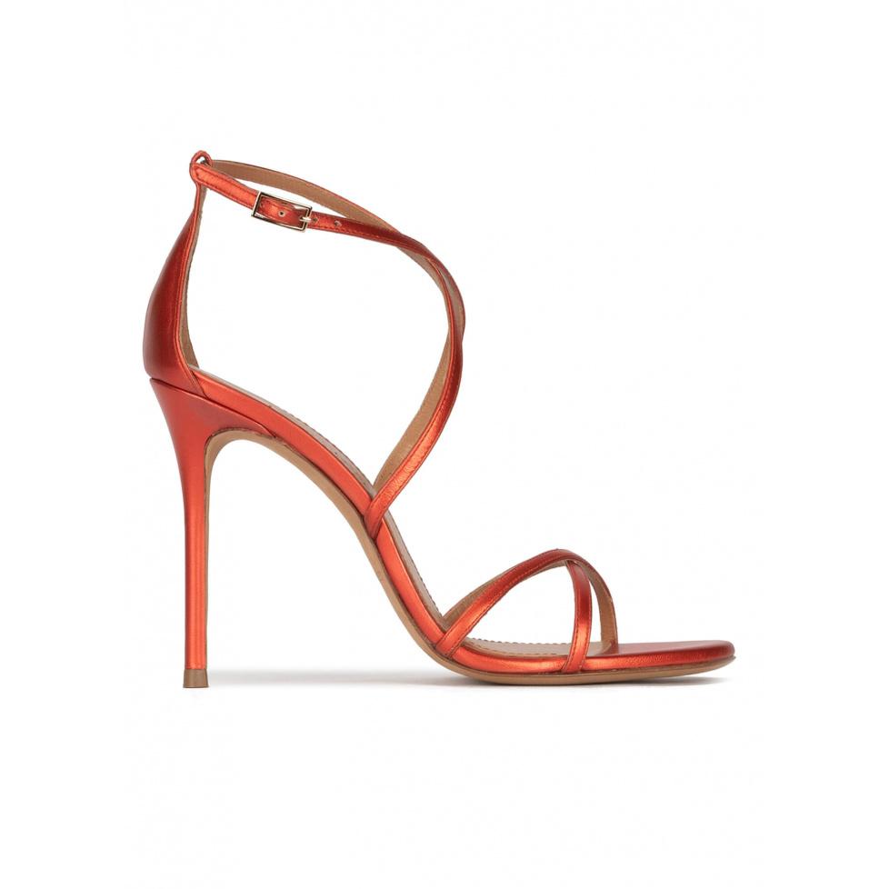 pura lópez Sandalias de tacón en piel metalizada rosa coral Grandes ahorros