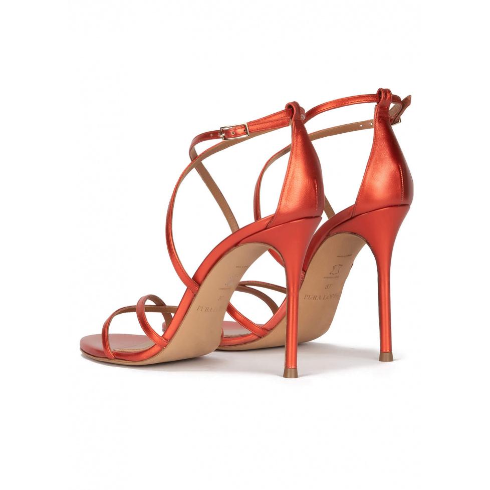 pura lópez Sandalias de tacón en piel metalizada rosa coral Grandes ahorros
