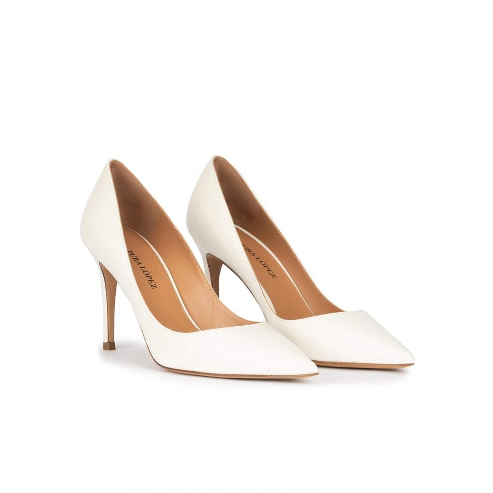 pura lópez Zapatos de puntera afilada y tacón stiletto en piel blanco roto Ofertas