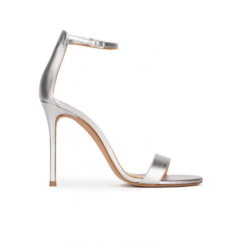 pura lópez Sandalias de tacón en piel metalizada plateada Oferta especial