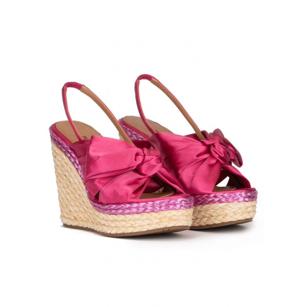 pura lópez Sandalias de cuña en raso fucsia con lazo Últimos 3 días