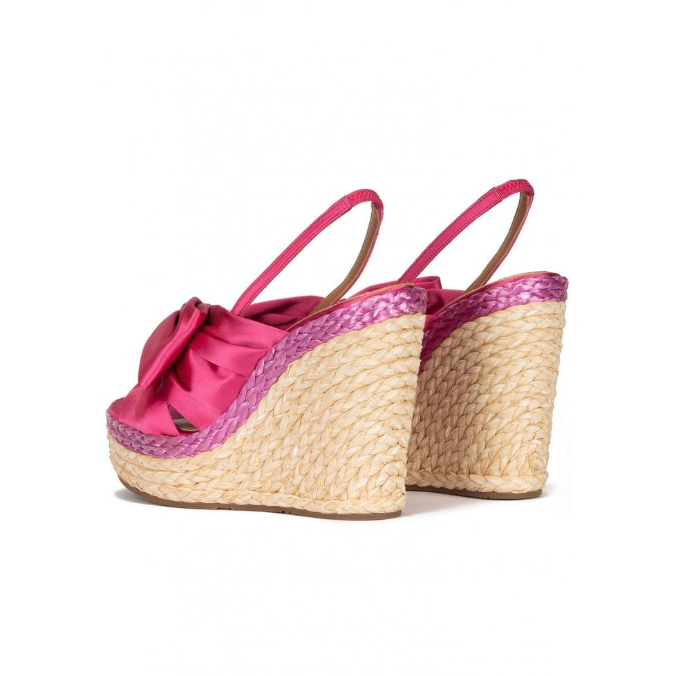 pura lópez Sandalias de cuña en raso fucsia con lazo Últimos 3 días
