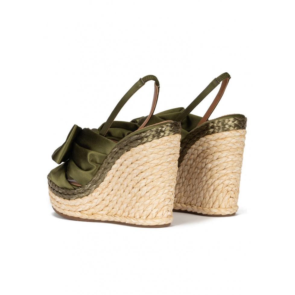 pura lópez Sandalias altas de cuña en raso verde caqui COMPRAR AHORA