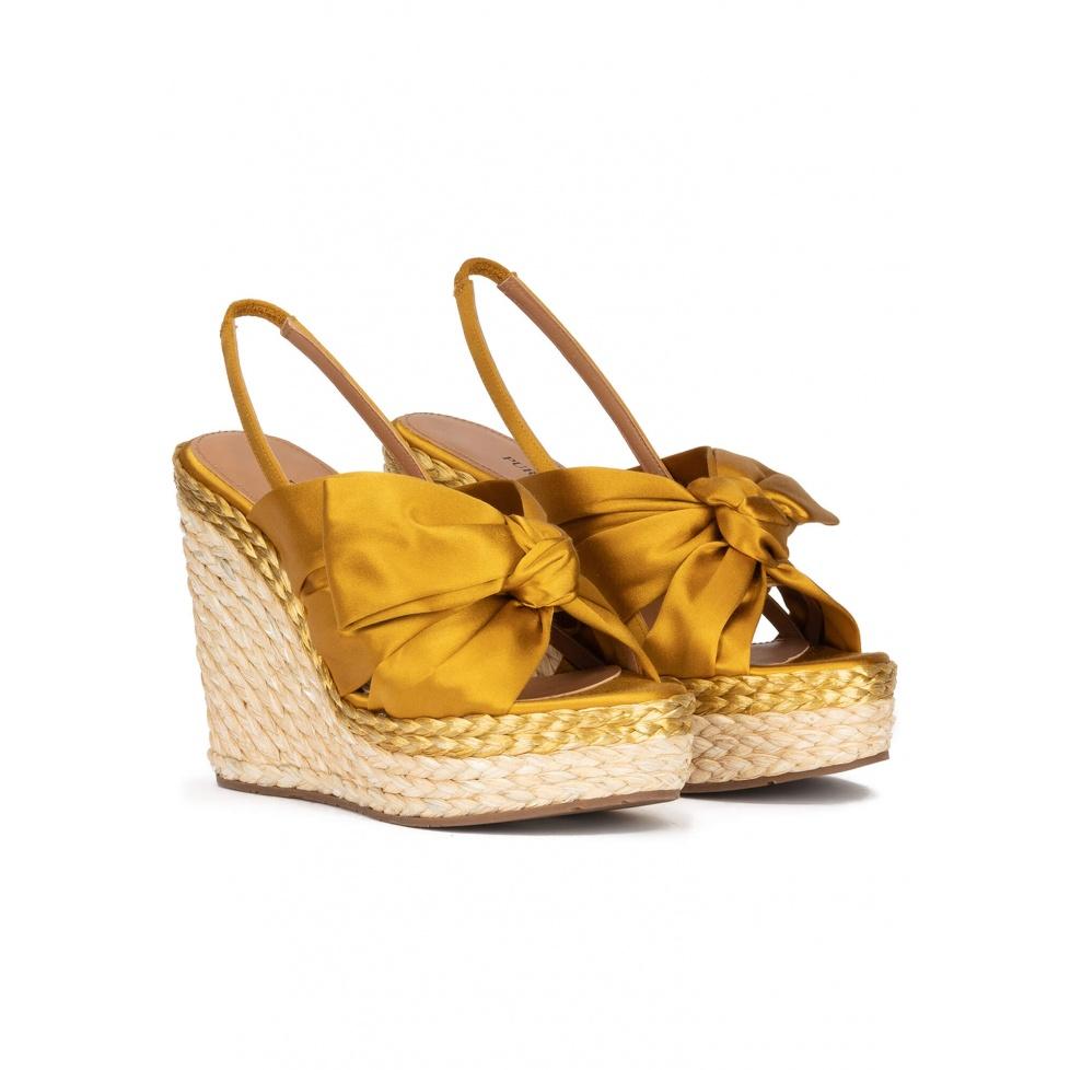 pura lópez Sandalias de raso amarillo ocre con cuña en rafia natural ÚLTIMAS EDICIONES