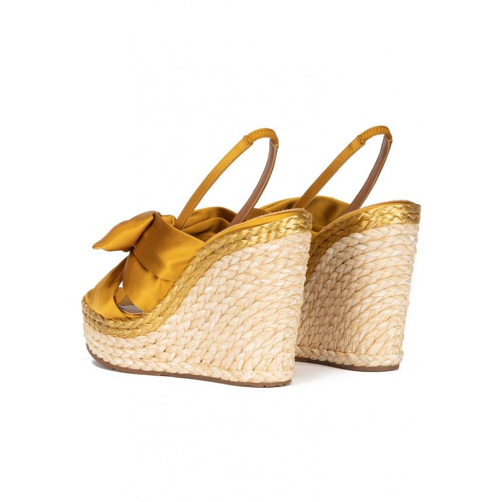 pura lópez Sandalias de raso amarillo ocre con cuña en rafia natural ÚLTIMAS EDICIONES