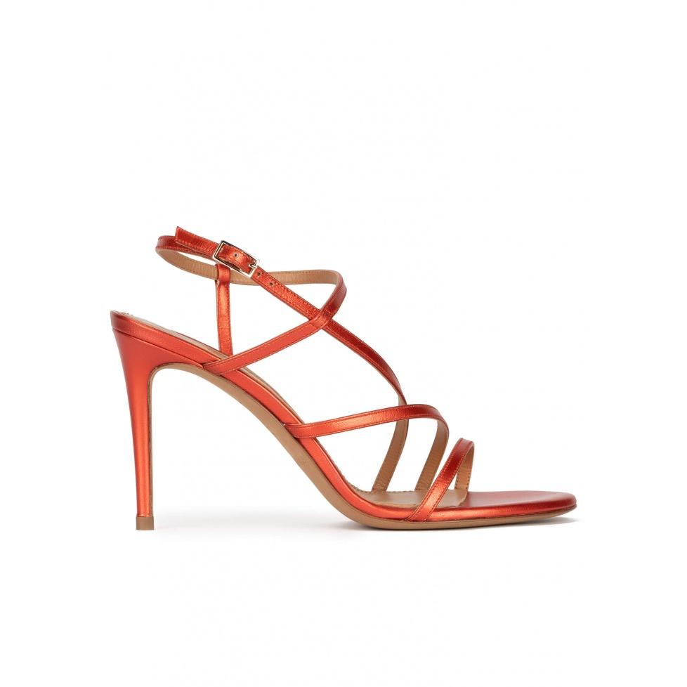 pura lópez Sandalias de tacón alto en piel metalizada coral con diseño de tiras
