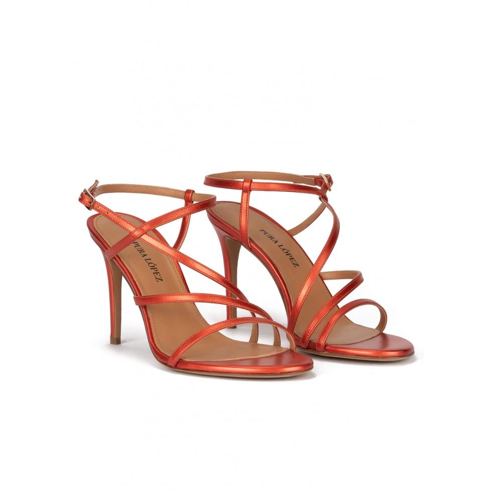 pura lópez Sandalias de tacón alto en piel metalizada coral con diseño de tiras Grandes descuentos