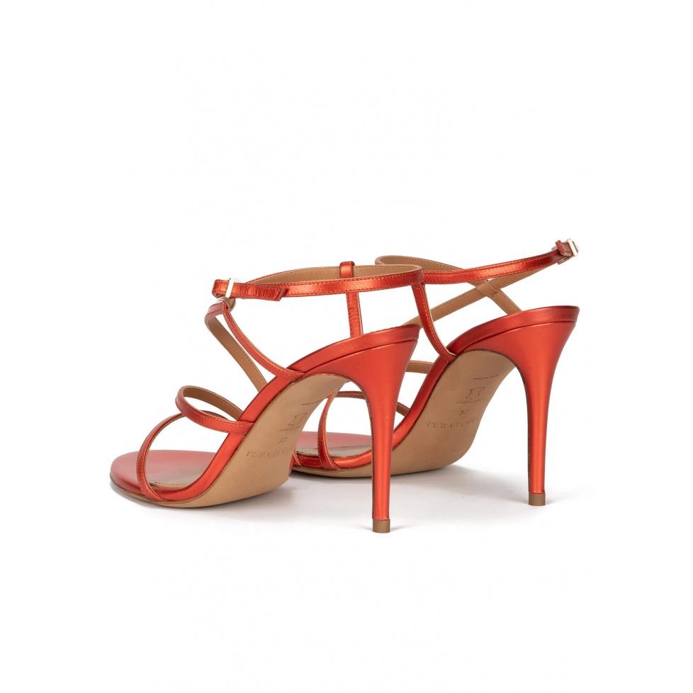 pura lópez Sandalias de tacón alto en piel metalizada coral con diseño de tiras Grandes descuentos