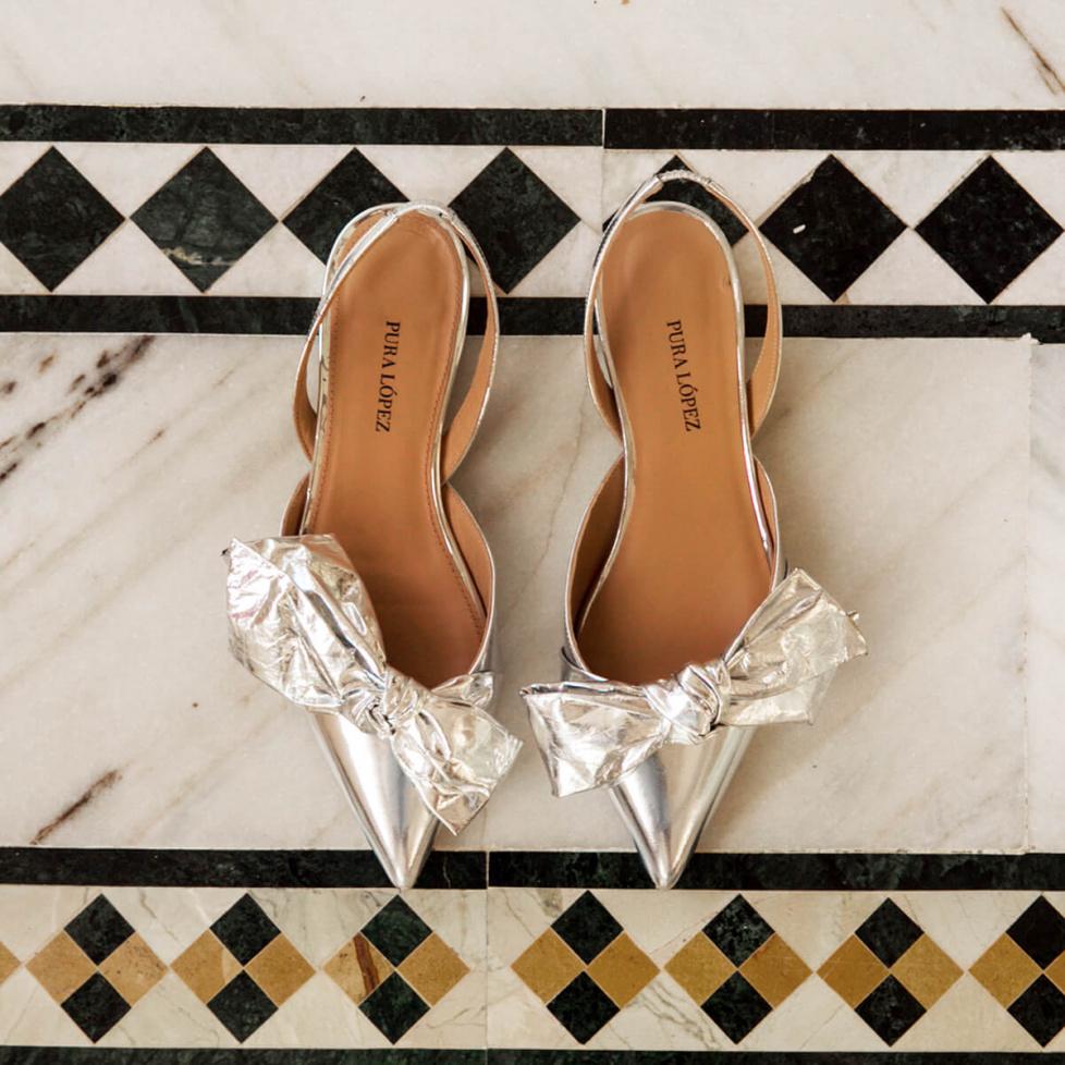 pura lópez Zapatos planos de punta fina con lazo en piel plateada Envío internacional gratuito