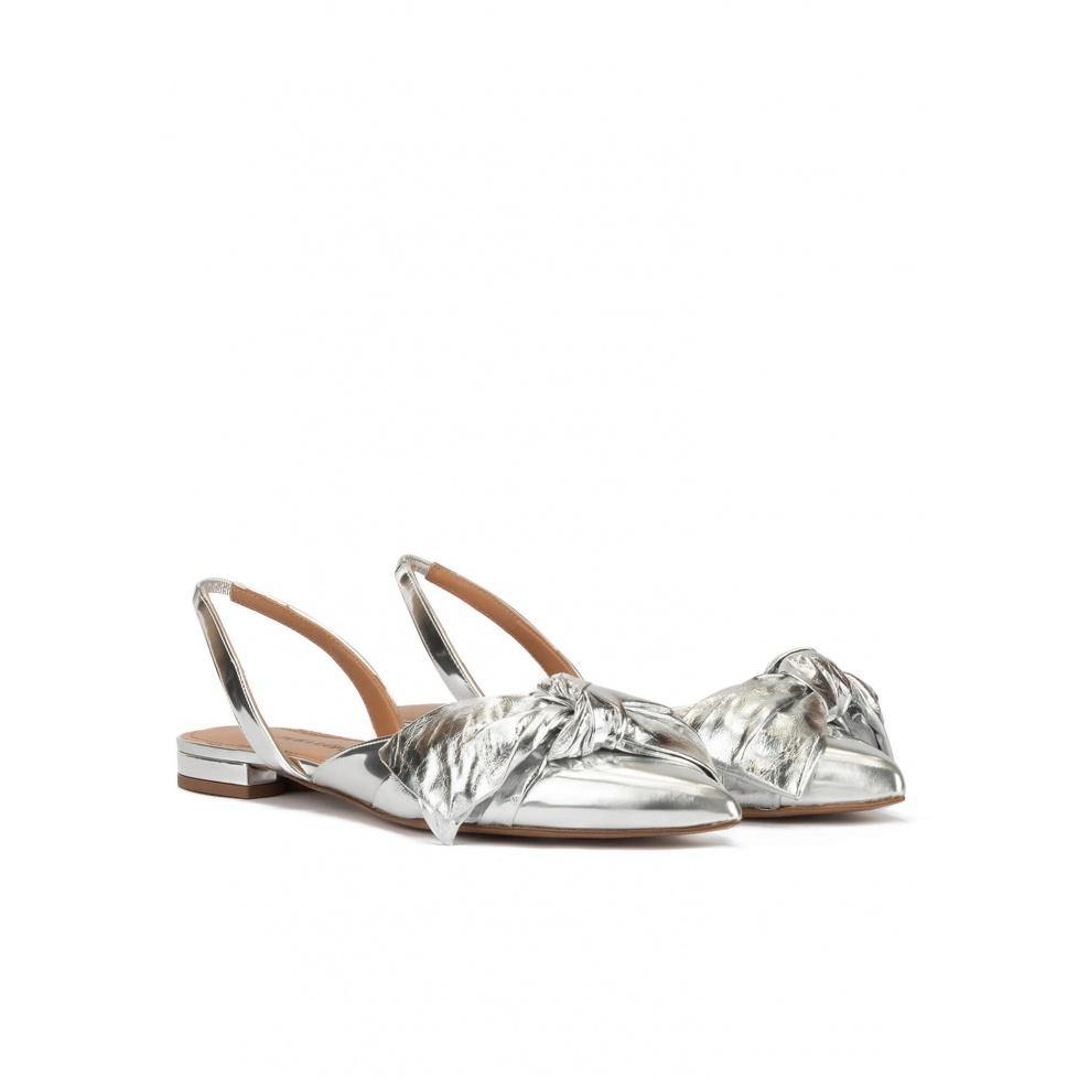 pura lópez Zapatos planos de punta fina con lazo en piel plateada Envío internacional gratuito