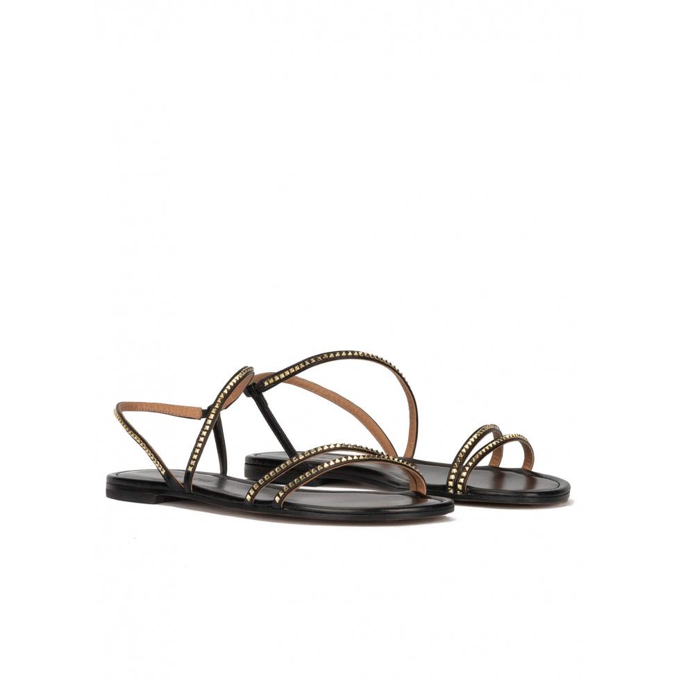pura lópez Sandalias planas de piel en color negro con tachas doradas Precios de Black Friday